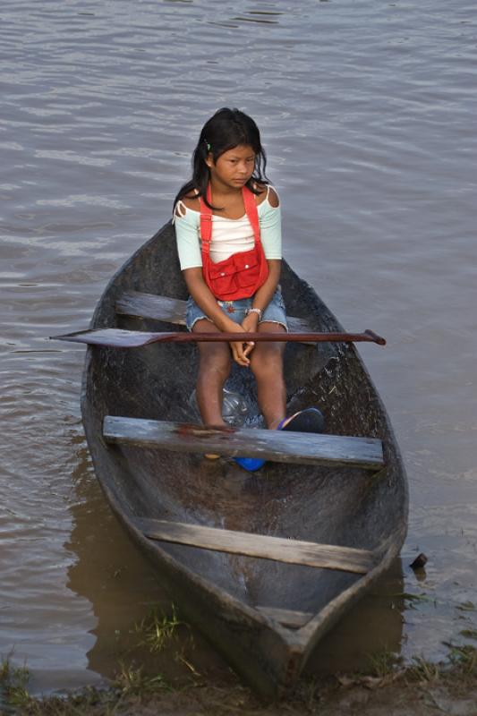 NiÃ±a en una Canoa, Amazonas, Leticia, Colombia