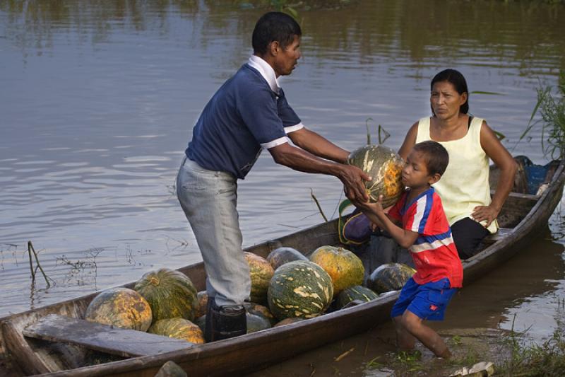 Personas en una Canoa, Amazonas, Leticia, Colombia