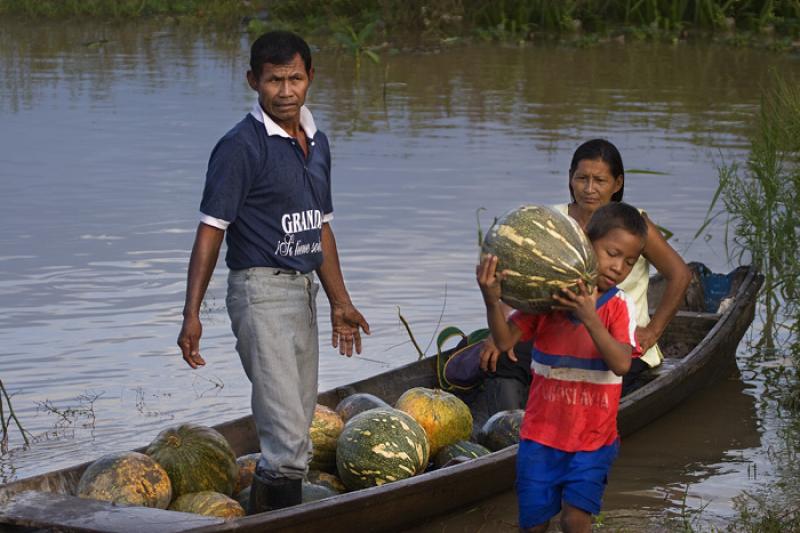 Personas en una Canoa, Amazonas, Leticia, Colombia