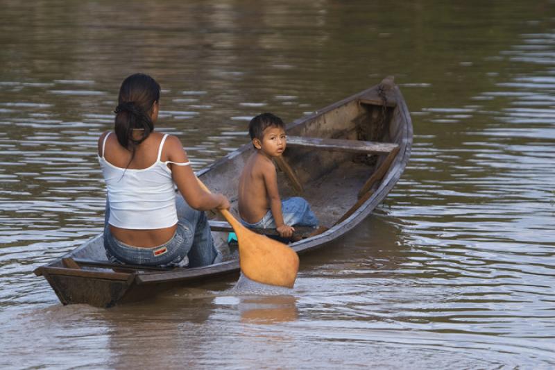 Mujer Remando, Amazonas, Leticia, Colombia