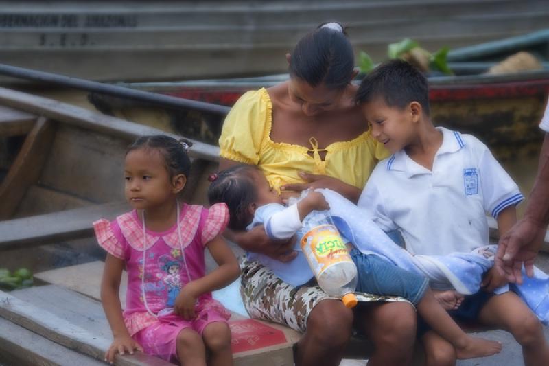 Mujer con sus Hijos, Amazonas, Leticia, Colombia