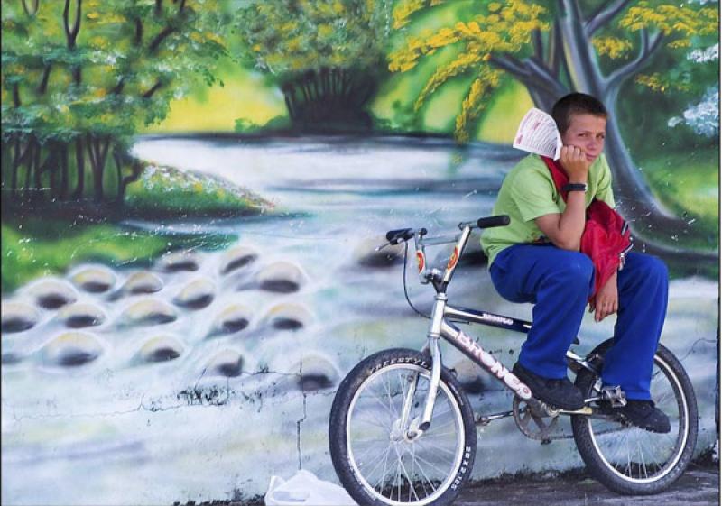 NiÃ±o en una Bicicleta, Guatape, Antioquia, Orie...