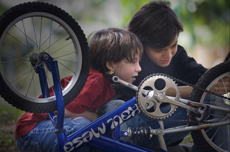 NiÃ±os Reparando Bicicleta