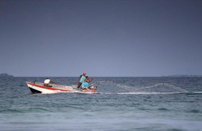 Hombres Pescando, Isla Mucura, Golfo de Morrosquil...