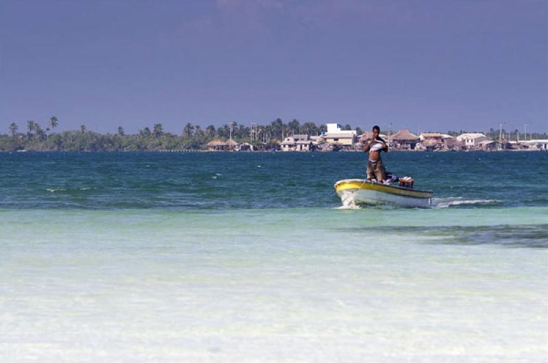 Hombres Pescando, Isla Mucura, Golfo de Morrosquil...