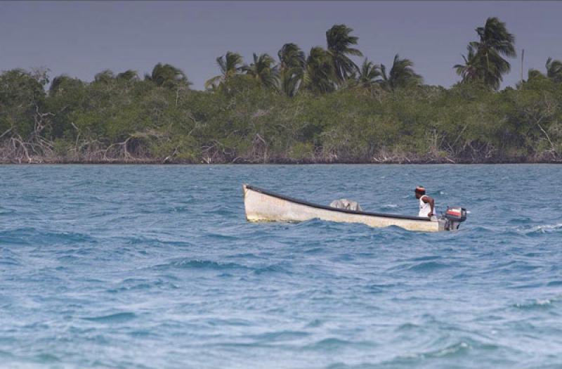 Pescador en Isla Tintipan, Golfo de Morrosquillo, ...