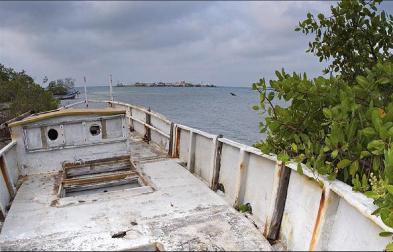 Barco en la Playa, Isla Tintipan, Golfo de Morrosq...