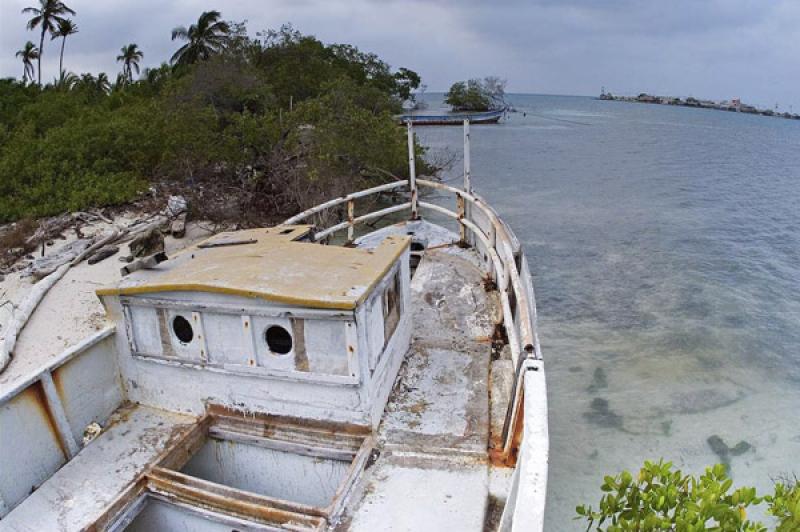 Barco en la Playa, Isla Tintipan, Golfo de Morrosq...