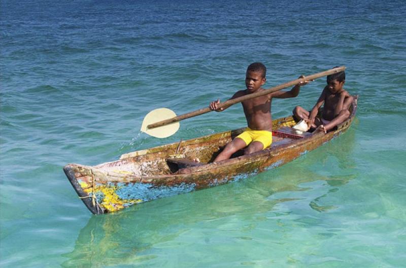 NiÃ±o en Canoa, Santa Cruz del Islote, Golfo de ...