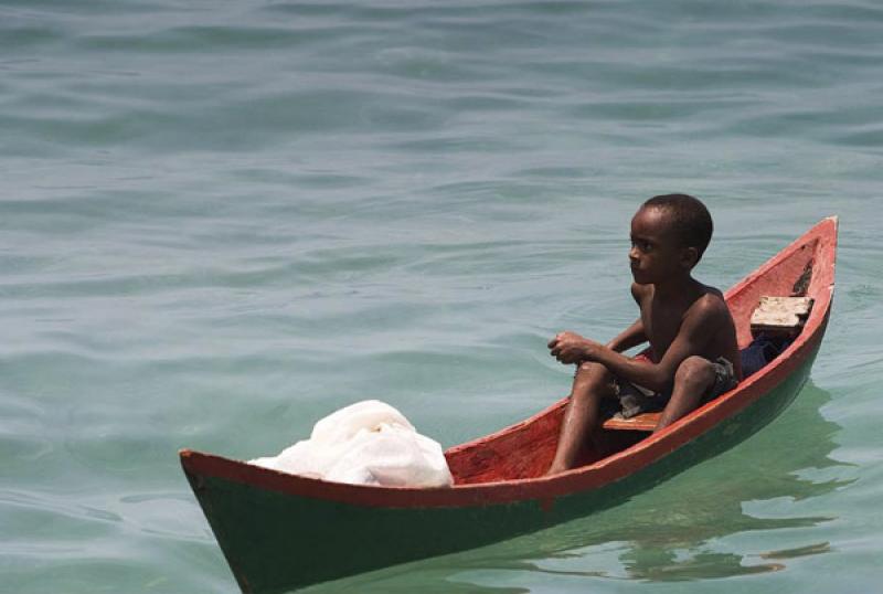 NiÃ±o en Canoa, Archipielago San Bernardo, Golfo...