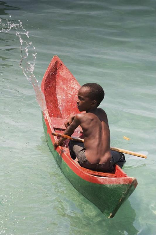 NiÃ±o en Canoa, Archipielago San Bernardo, Golfo...