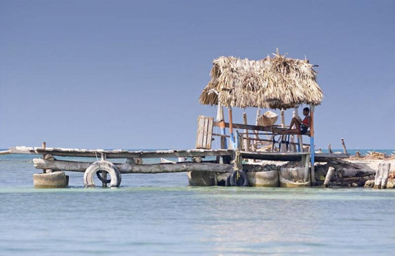 Mujer Leyendo en un Muelle, Isla Mucura, Golfo de ...