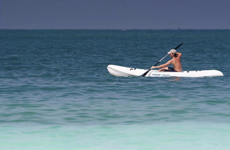 Hombre en Kayak, Isla Mucura, Golfo de Morrosquill...