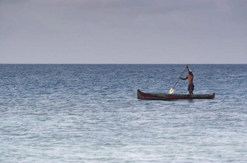 Pescador en Isla Mucura, Golfo de Morrosquillo, Ar...