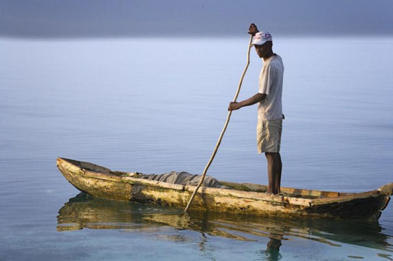 Pescador en Isla Mucura, Golfo de Morrosquillo, Ar...