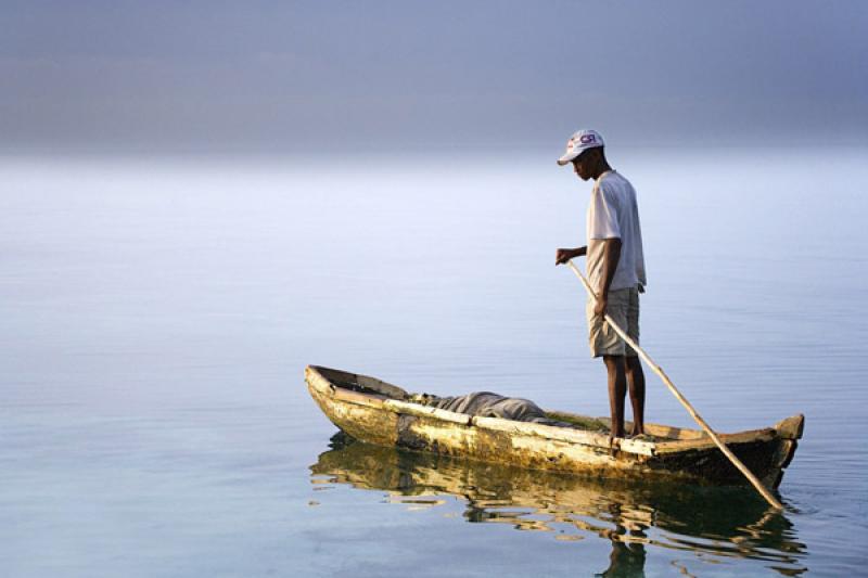 Pescador en Isla Mucura, Golfo de Morrosquillo, Ar...