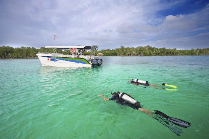 Pareja Buceando, Isla Mucura, Golfo de Morrosquill...