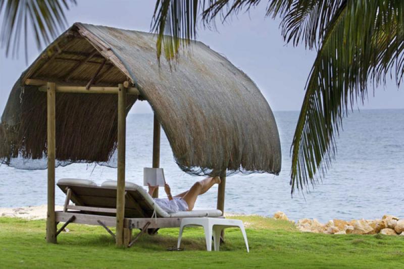 Mujer Leyendo, Isla Mucura, Golfo de Morrosquillo,...