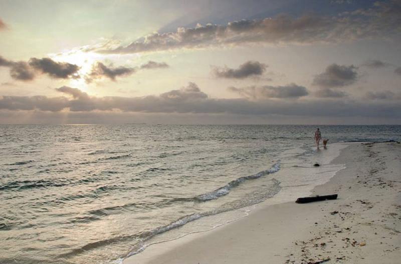 Mujer Caminando en la Playa, Isla Mucura, Golfo de...