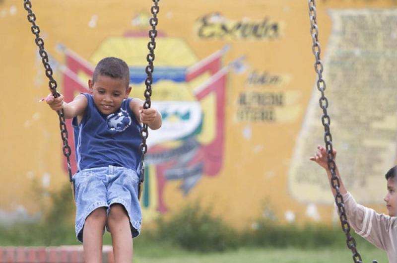 NiÃ±o en un Columpio, Caucasia, Antioquia, Colom...