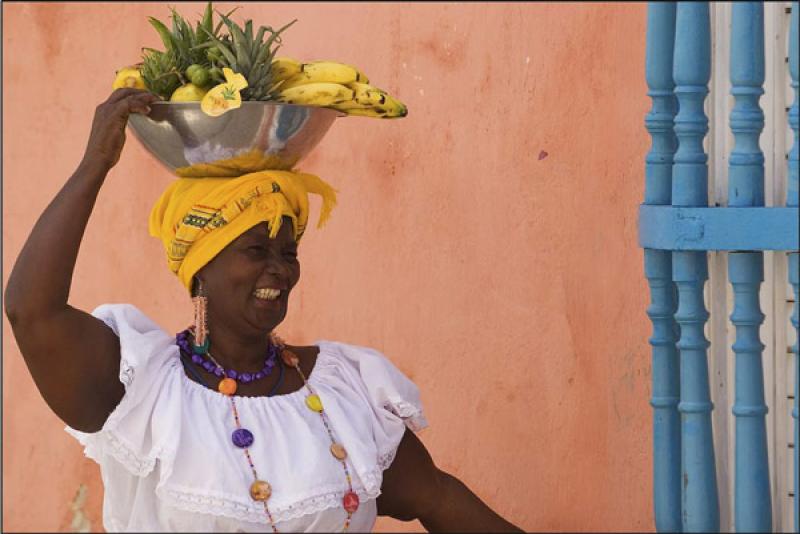 Palenquera en la Ciudad Amurallada, Cartagena, Bol...