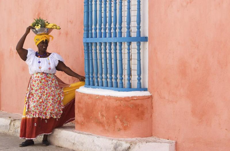 Palenquera en la Ciudad Amurallada, Cartagena, Bol...