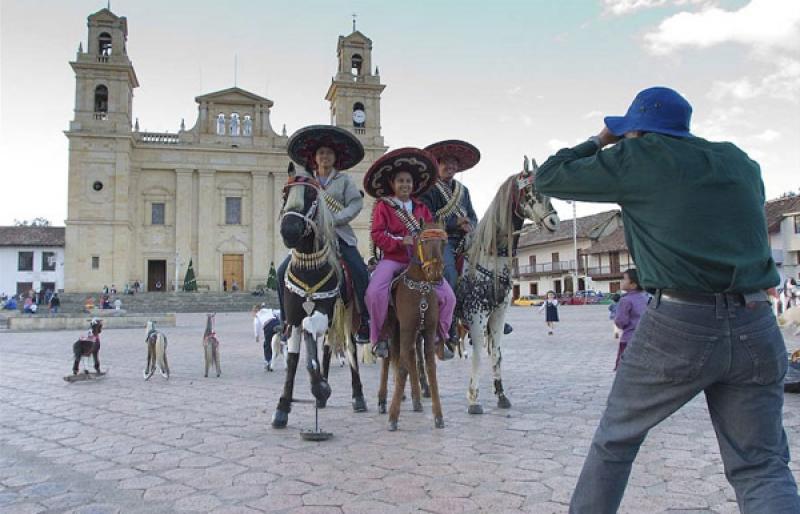 Fotografo en la Plaza de la Libertad, Boyaca, Tunj...