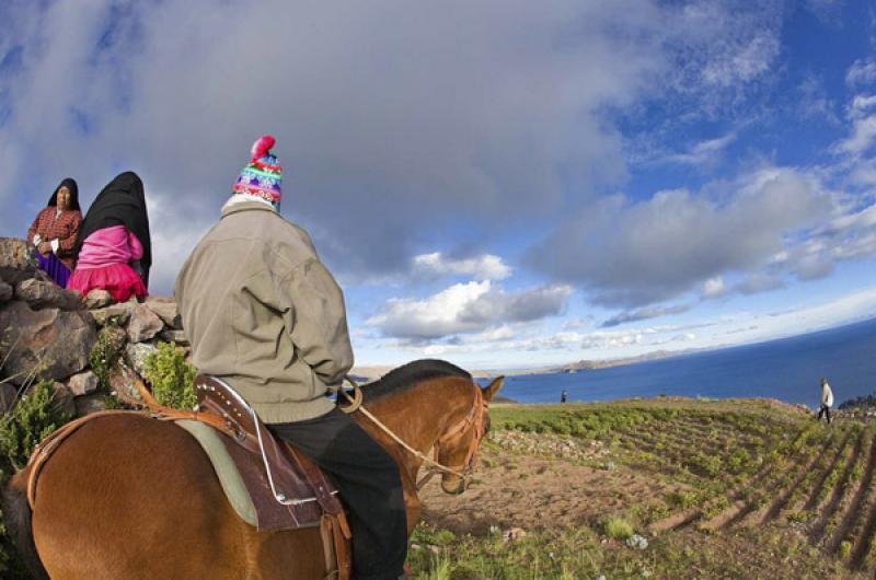 Indigenas en el Campo, Puno, Peru, Lima, Sur Ameri...