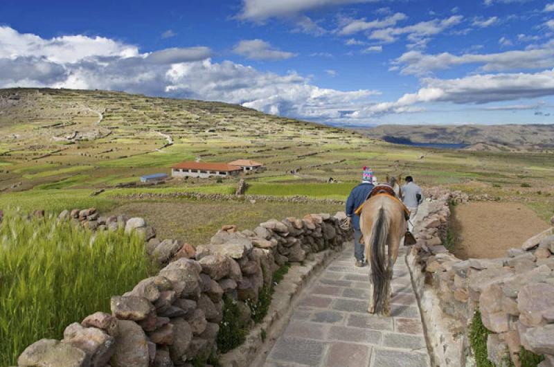 Indigenas en Puno, Peru, Lima, Sur America