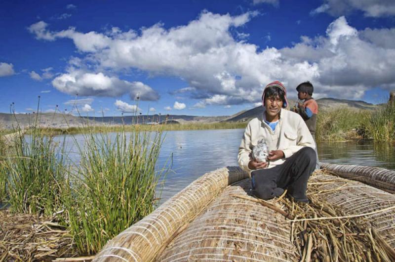 Indigena Construyendo un Caballito de Totora, Puno...