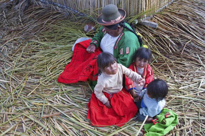 Madre con su Hijas, Puno, Peru, Lima, Sur America