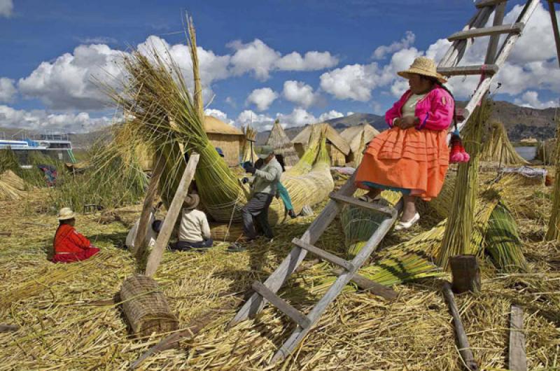 Indigena Construyendo un Caballito de Totora, Puno...