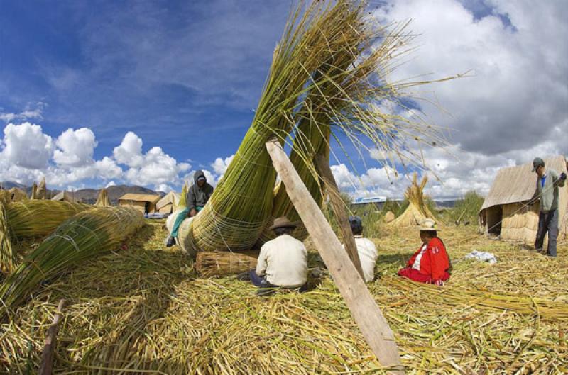 Indigena Construyendo un Caballito de Totora, Puno...