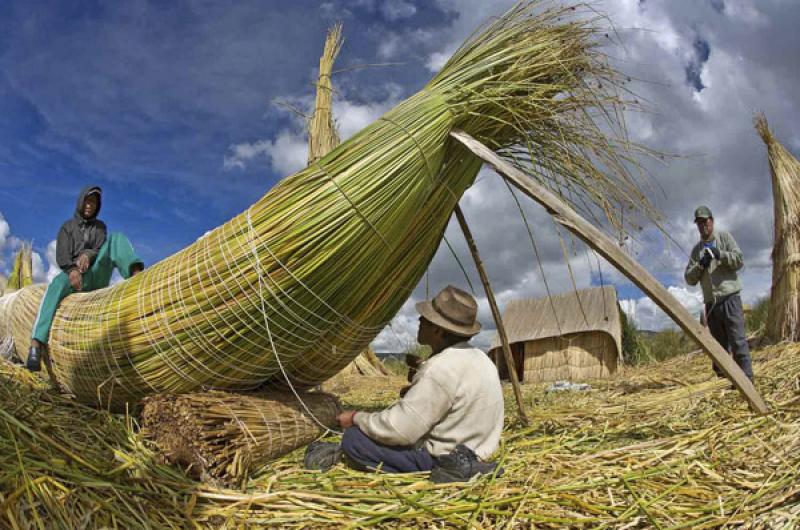 Indigena Construyendo un Caballito de Totora, Puno...