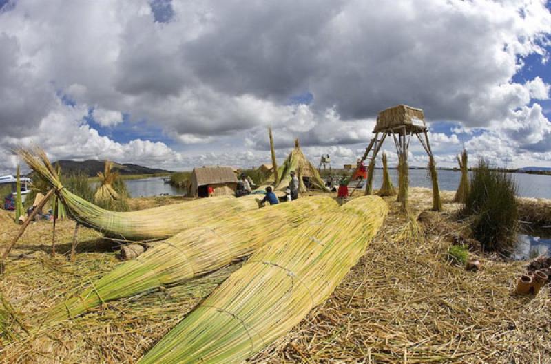 Indigena Construyendo un Caballito de Totora, Puno...