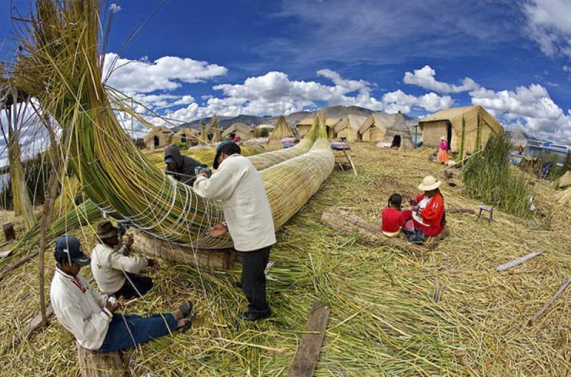 Indigena Construyendo un Caballito de Totora, Puno...