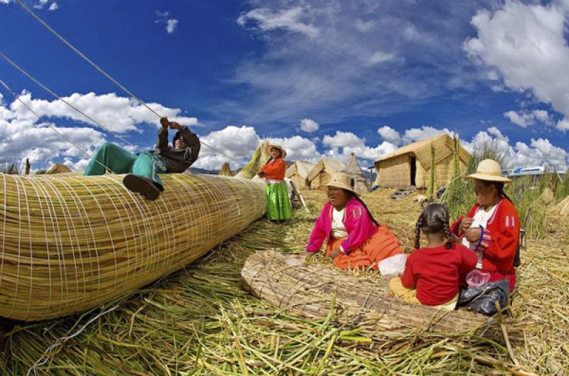 Indigena Construyendo un Caballito de Totora, Puno...