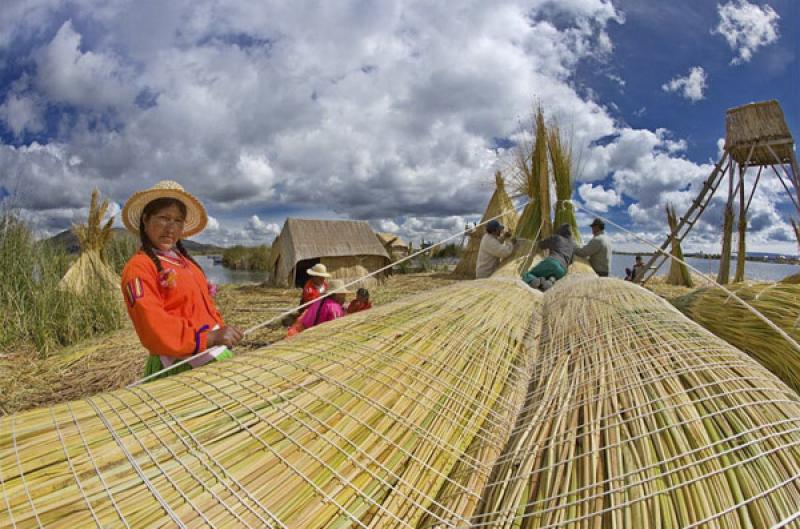 Indigena Construyendo un Caballito de Totora, Puno...