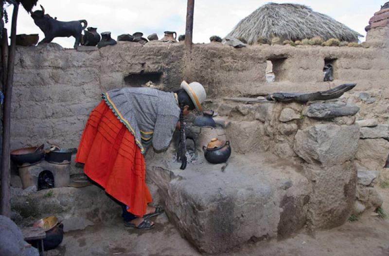 Indigena Cocinando, Puno, Peru, Lima, Sur America