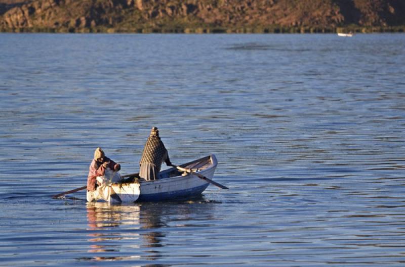 Mujer en un Bote, Puno, Peru, Lima, Sur America