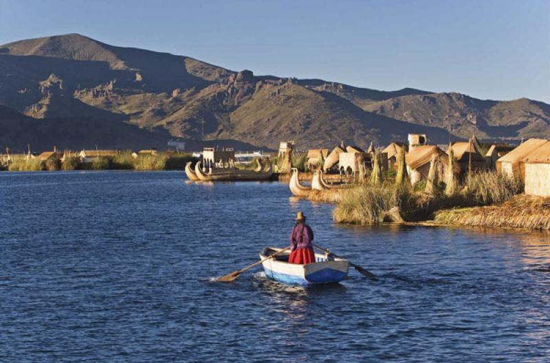 Mujer en un Bote, Puno, Peru, Lima, Sur America