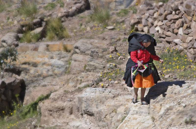 Indigena en el Campo, Puno, Peru, Lima, Sur Americ...