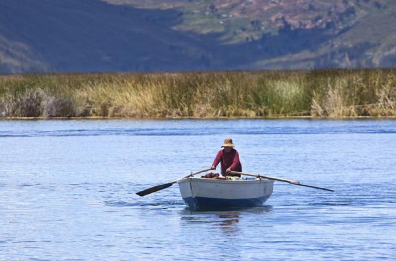 Mujer en un Bote, Puno, Peru, Lima, Sur America