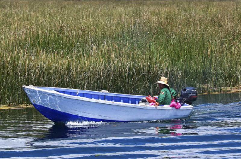 Mujer en un Bote, Puno, Peru, Lima, Sur America