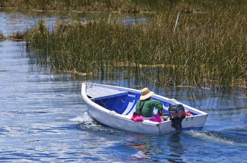 Mujer en un Bote, Puno, Peru, Lima, Sur America