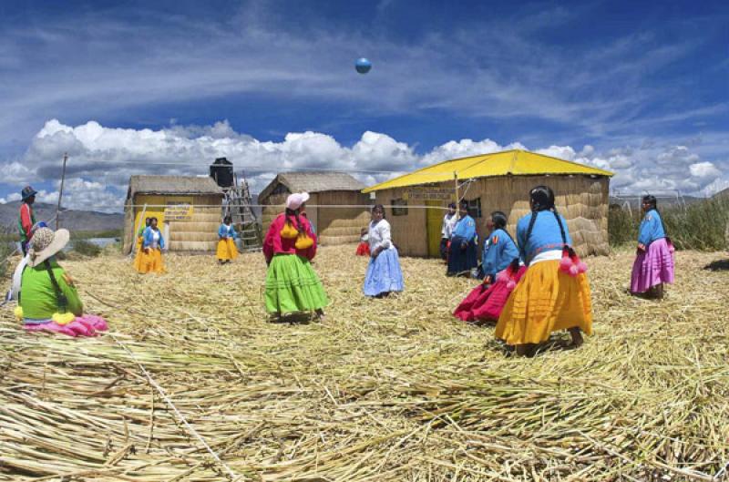 Indigenas Jugando Voleibol, Puno, Peru, Lima, Sur ...