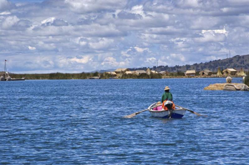 Mujer en un Bote, Puno, Peru, Lima, Sur America