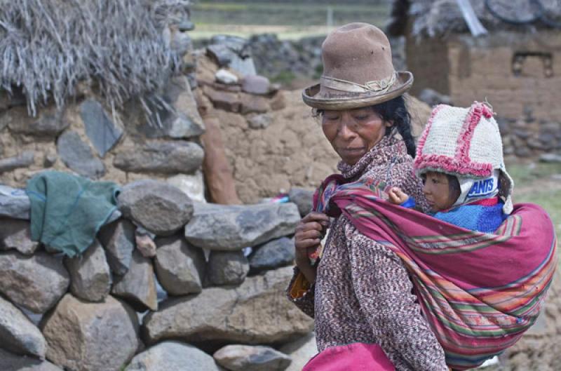 Madre con su Hijo, Puno, Peru, Lima, Sur America