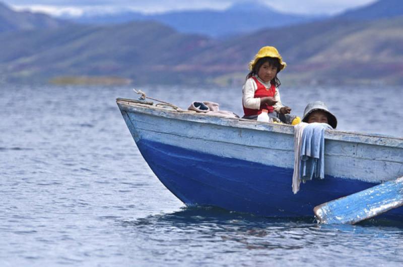 NiÃ±a en un Bote, Puno, Peru, Lima, Sur America