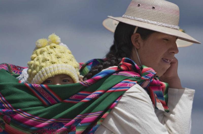 Madre con su Hijo, Puno, Peru, Lima, Sur America